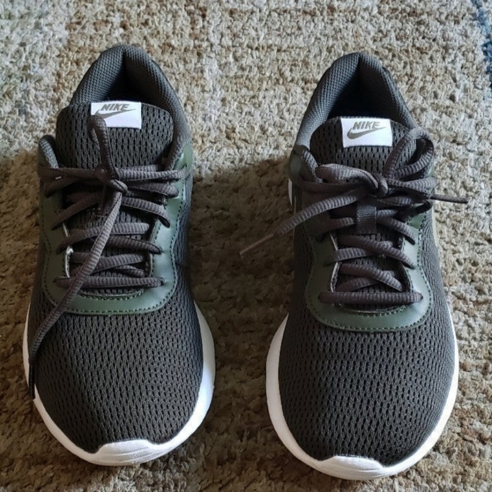 Nike Tanjun Shoes,  GS sz 6.5